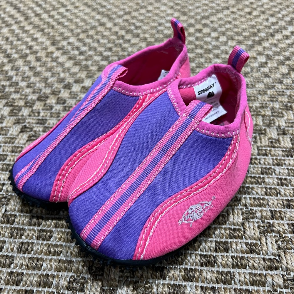 Stingray Australia, pink water shoe, size 26 (9.5 US)